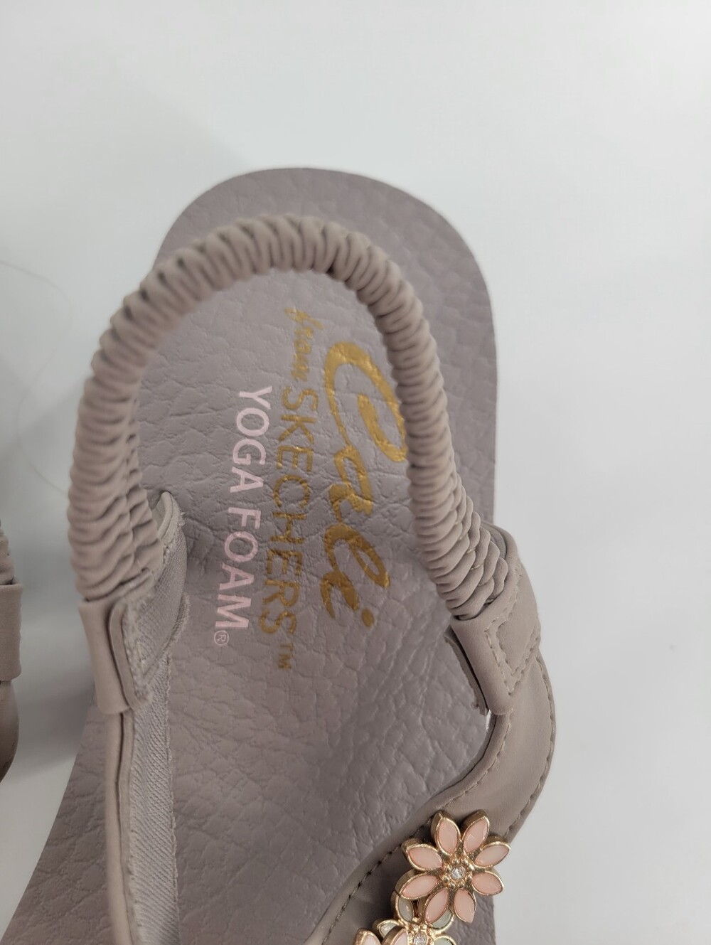 Sketchers Cali Mediation Embellished Floral T-Strap Flip Flop Sandals Size 9 New - Picture 3 of 4
